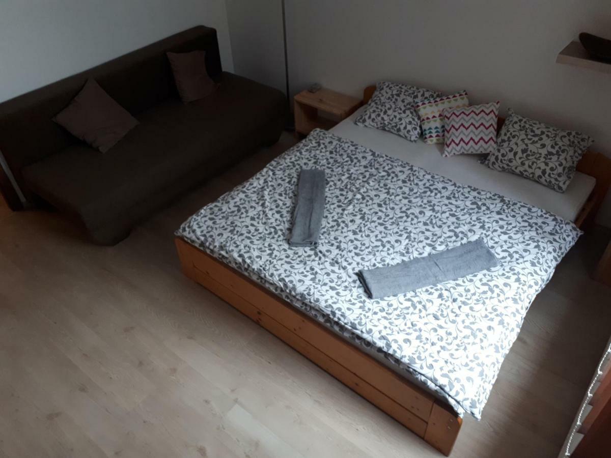 Utulny Apartman V Bratislava 6 Apartment Bagian luar foto