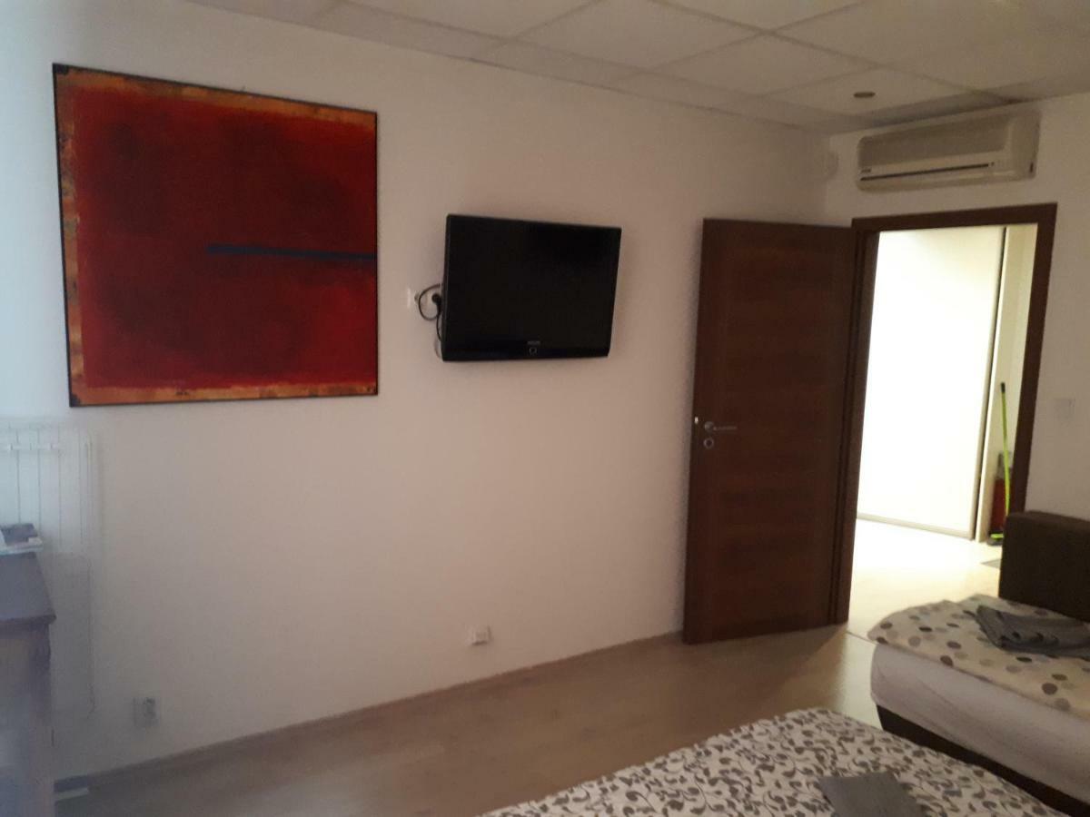 Utulny Apartman V Bratislava 6 Apartment Bagian luar foto